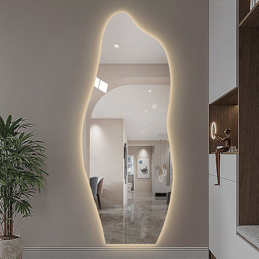 Smukt helfigur spejl med organiske former som bringer noget anderledes til dig hjem. Bredde: 60 cm Højde: 165 cm