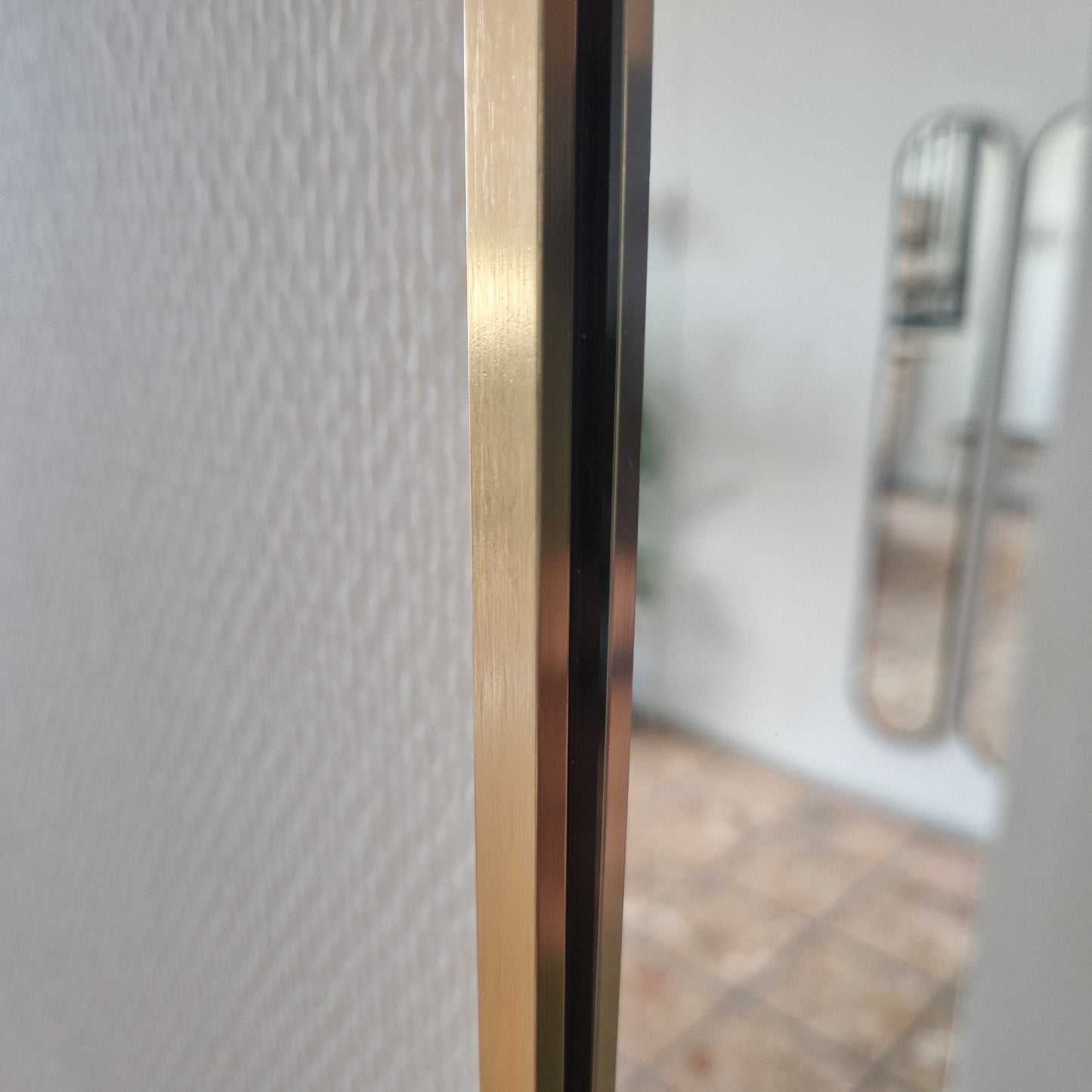 Close up af oval spejl med guld ramme. Mål 150x80 cm