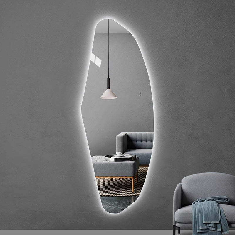 Helfigur spejl med LED-lys, som kan dæmpes og ændres i Kelvin. Bredde: 65 cm Højde: 170 cm