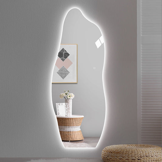 Smukt helfigur spejl med organiske former som bringer noget anderledes til dig hjem. Bredde: 60 cm Højde: 165 cm